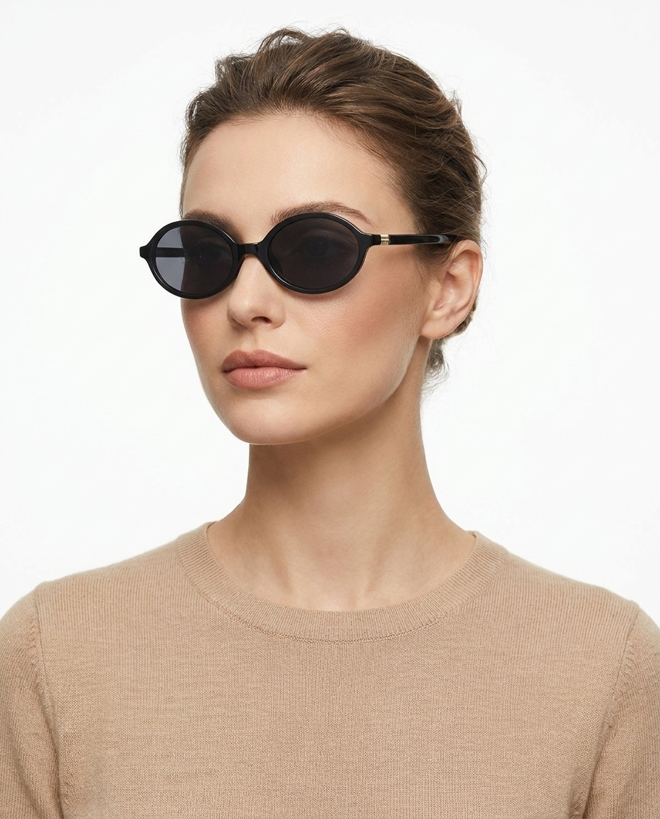 Modelo feminina usando Gafas de Sol Denia Negro Negro