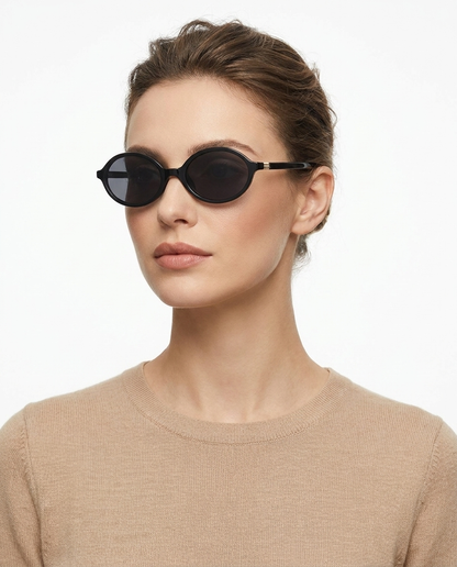 Modelo feminina usando Gafas de Sol Denia Negro Negro