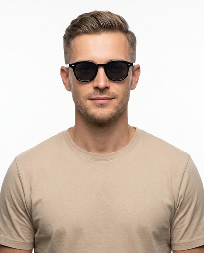 Modelo masculino usando Gafas de Sol Ibiza Negro Negro