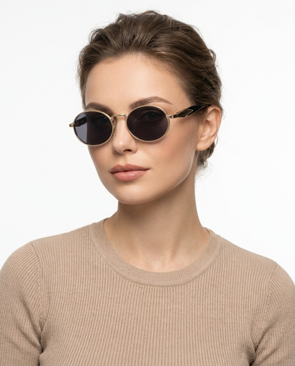 Modelo feminina usando Gafas de Sol Ines Dorado Negro