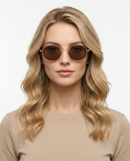 Modelo feminina usando Gafas de Sol Ines Dorado Marron