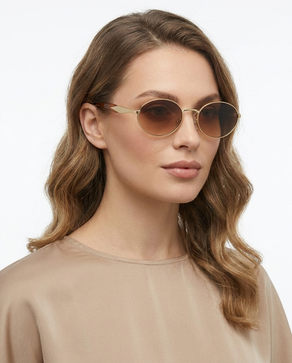 Modelo feminina usando Gafas de Sol Ines Dorado Marron Degradado