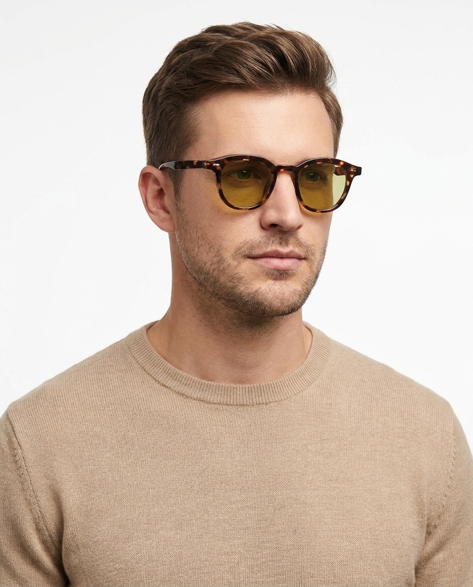 Modelo masculino usando Gafas de Sol Ibiza Carey Marron