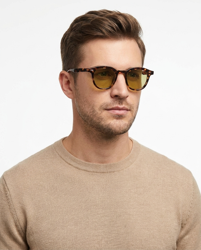 Modelo masculino usando Gafas de Sol Ibiza Carey Marron
