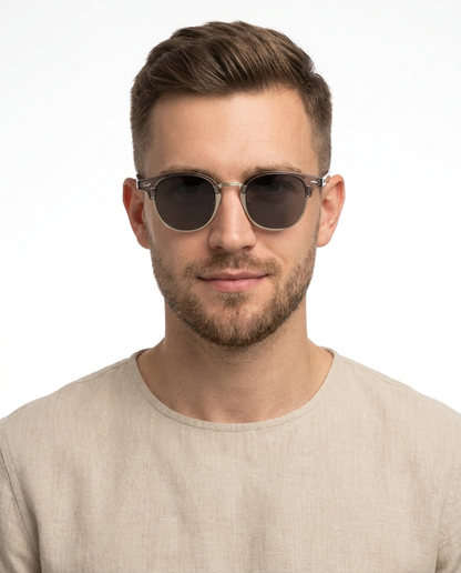 Modelo masculino usando Gafas de Sol Isabel Gris Gris