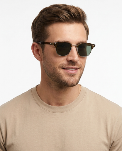 Modelo masculino usando Gafas de Sol Isabel Verde Verde