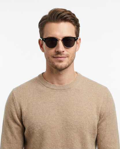 Modelo masculino usando Gafas de Sol Isabel Dorado Negro