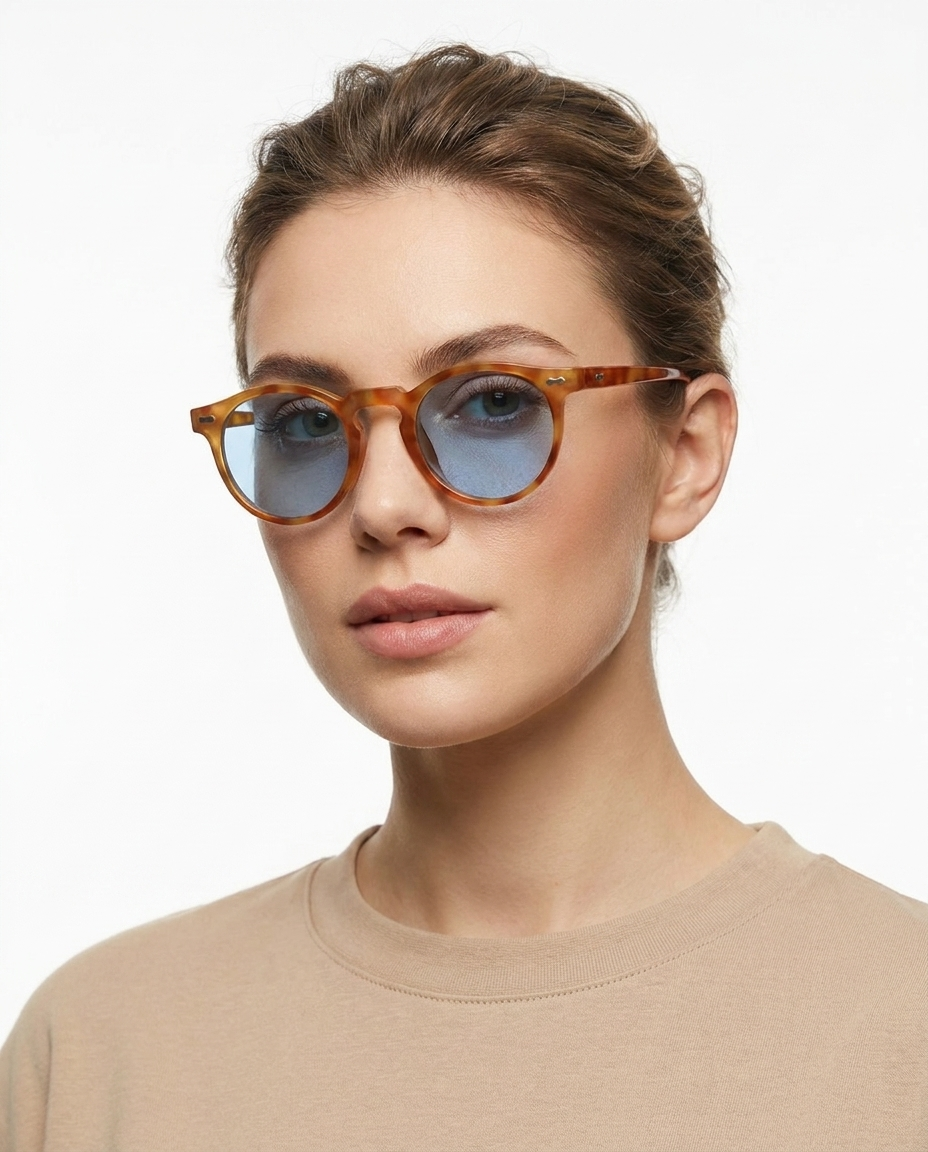 Modelo feminina usando Gafas de Sol Jimena Carey Azul