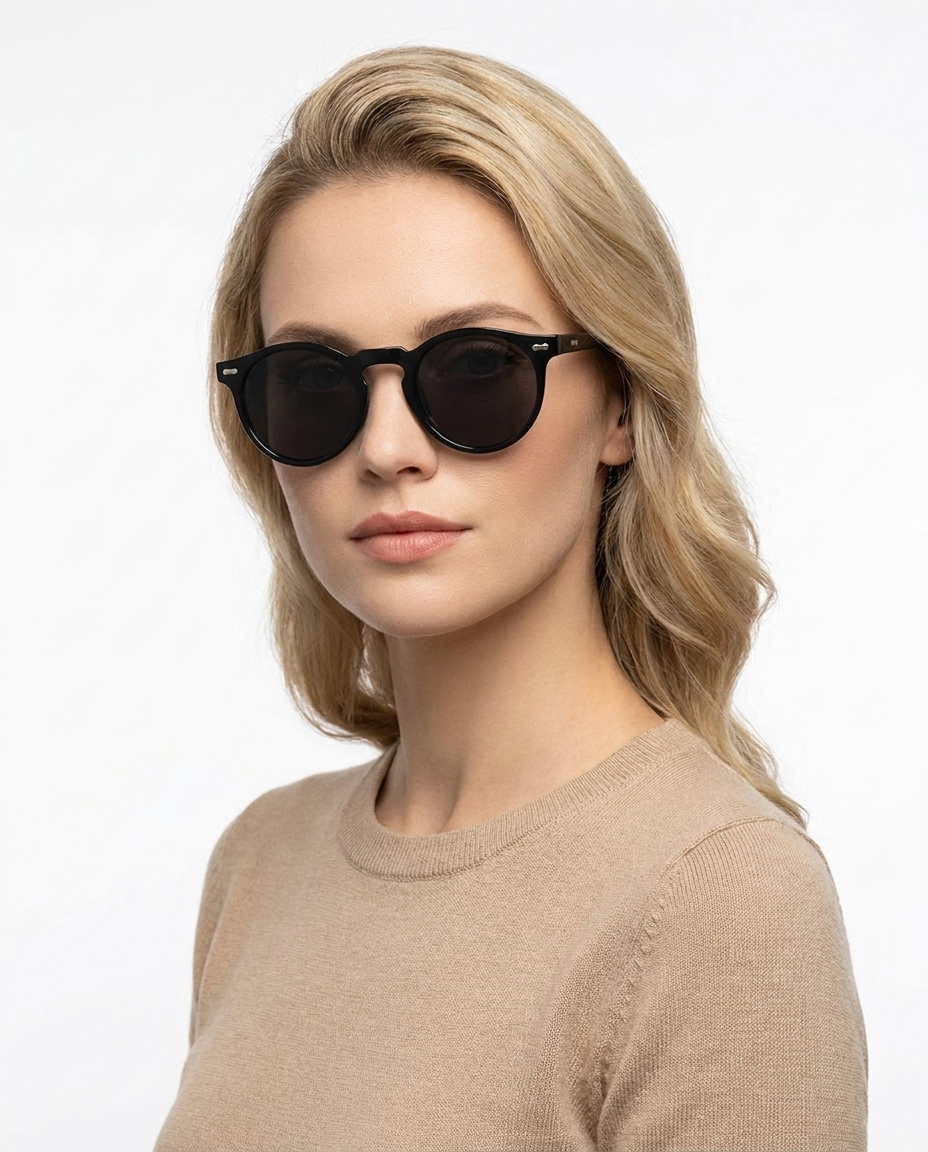 Modelo feminina usando Gafas de Sol Jimena Negro Negro