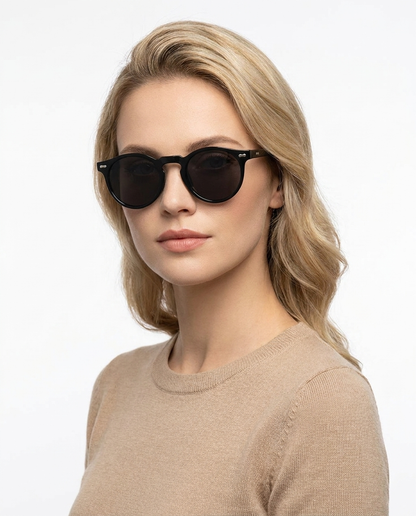 Modelo feminina usando Gafas de Sol Jimena Negro Negro