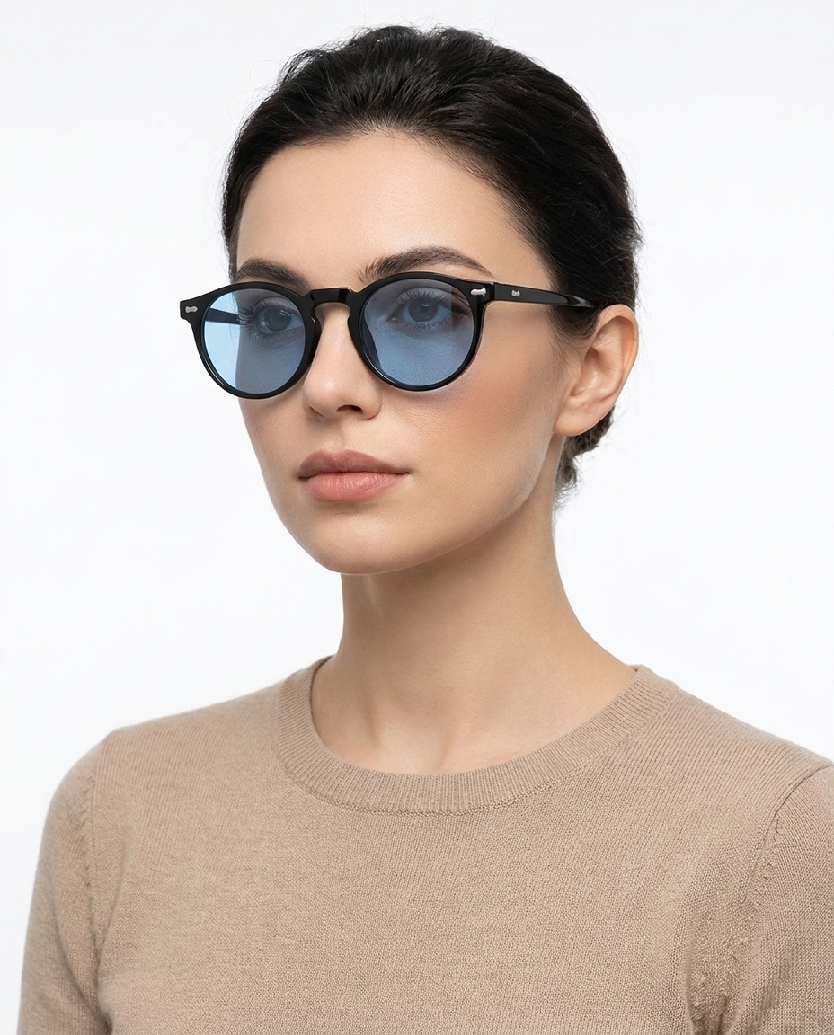 Modelo feminina usando Gafas de Sol Jimena Negro Azul
