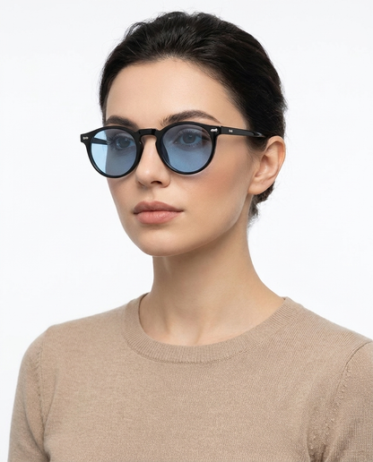 Modelo feminina usando Gafas de Sol Jimena Negro Azul