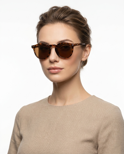 Modelo feminina usando Gafas de Sol Jimena Carey Marron