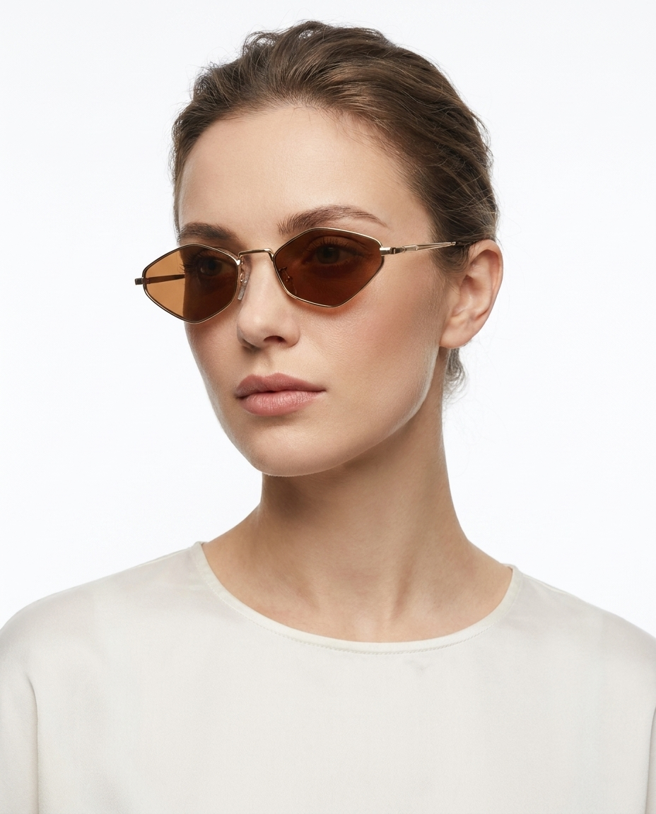 Modelo feminina usando Gafas de Sol Milano Dorado Marron