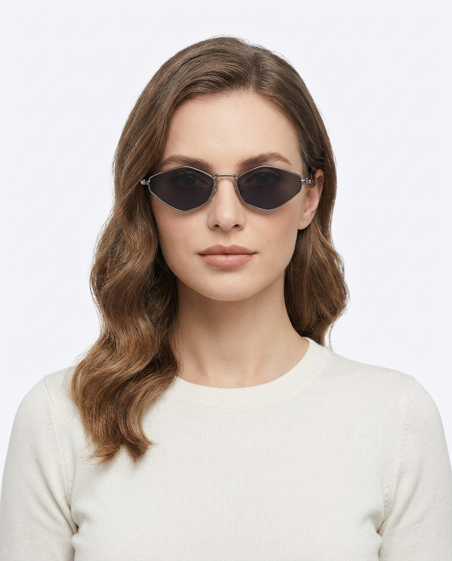 Modelo feminina usando Gafas de Sol Milano Plata Negro