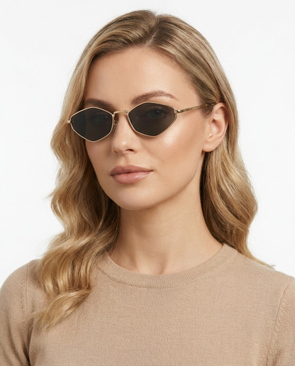 Modelo feminina usando Gafas de Sol Milano Dorado Verde