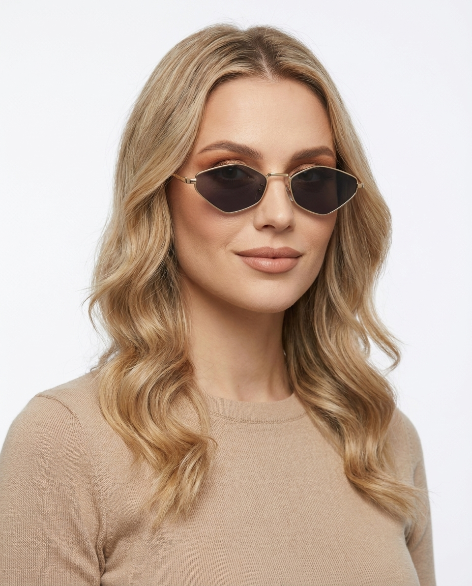 Modelo feminina usando Gafas de Sol Milano Dorado Negro variante