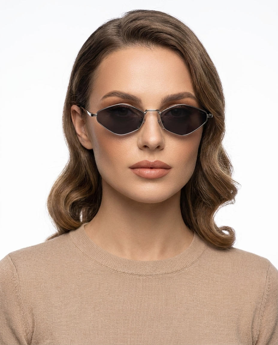 Modelo feminina usando Gafas de Sol Milano Plata Negro variante