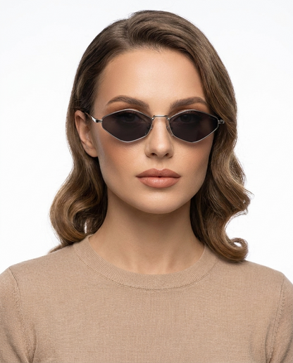 Modelo feminina usando Gafas de Sol Milano Plata Negro variante