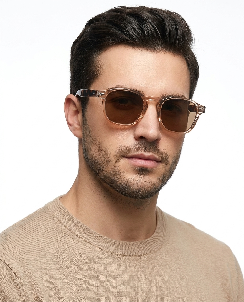 Modelo masculino usando Gafas de Sol Monaco Leopardo Marron