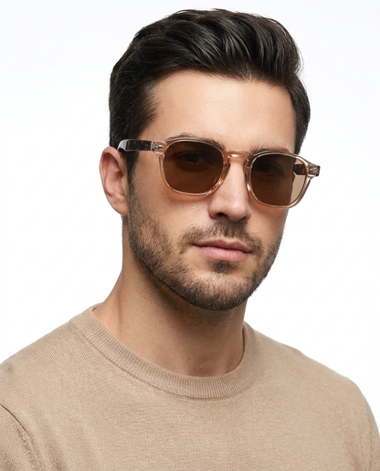 Modelo masculino usando Gafas de Sol Monaco Leopardo Marron