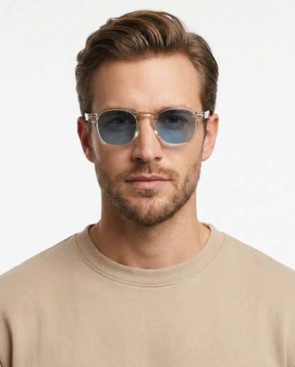 Modelo masculino usando Gafas de Sol Monaco Leopardo Azul