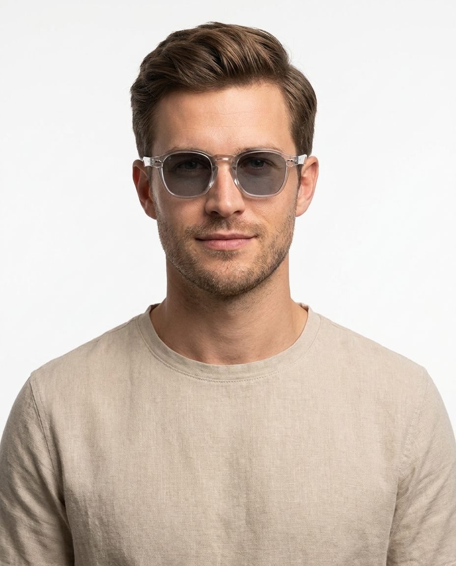Modelo masculino usando Gafas de Sol Monaco Gris Gris