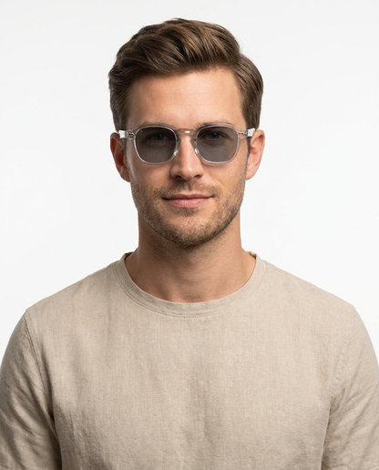 Modelo masculino usando Gafas de Sol Monaco Gris Gris