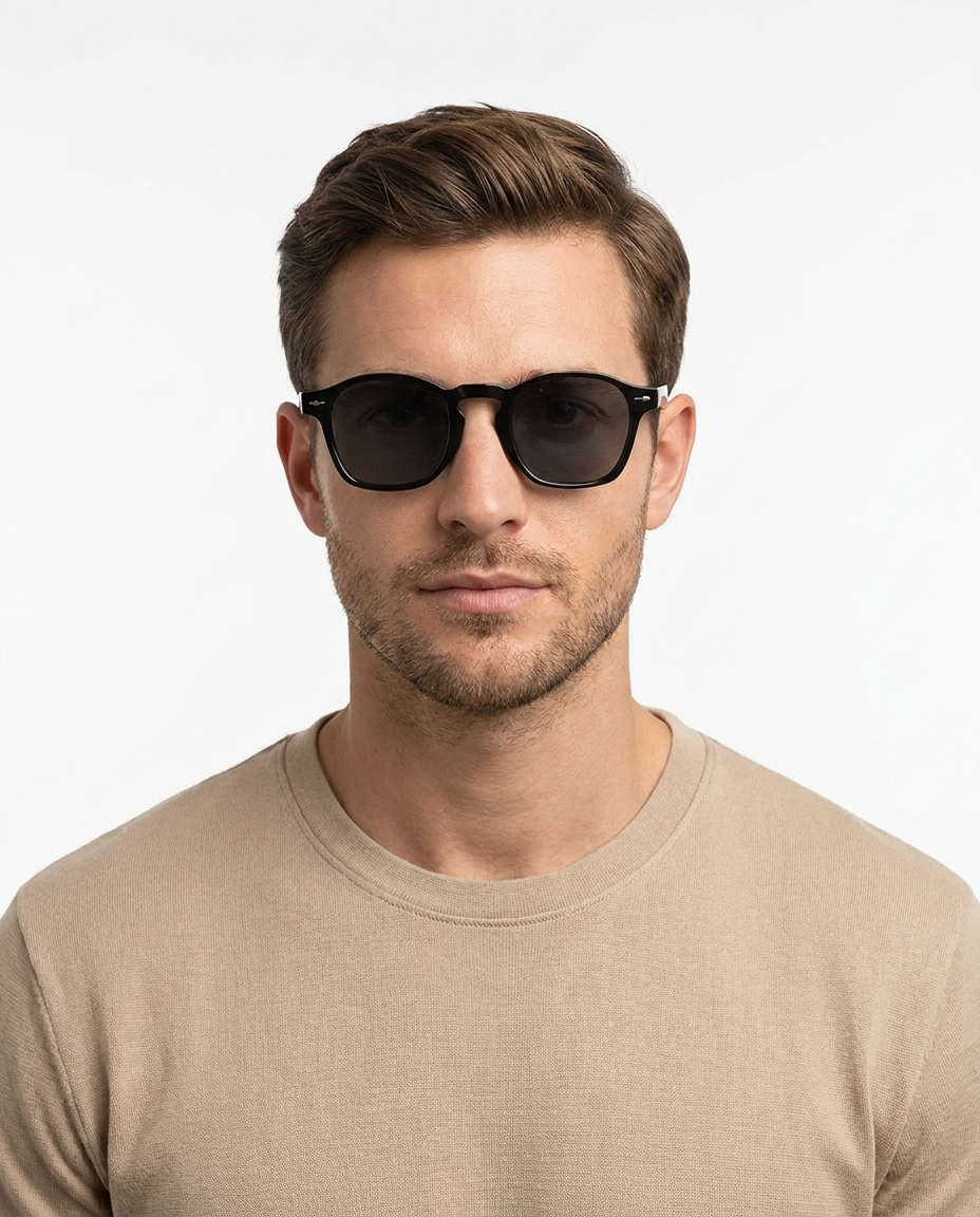 Modelo masculino usando Gafas de Sol Monaco Negro Negro
