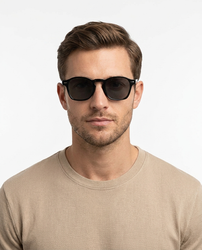 Modelo masculino usando Gafas de Sol Monaco Negro Negro