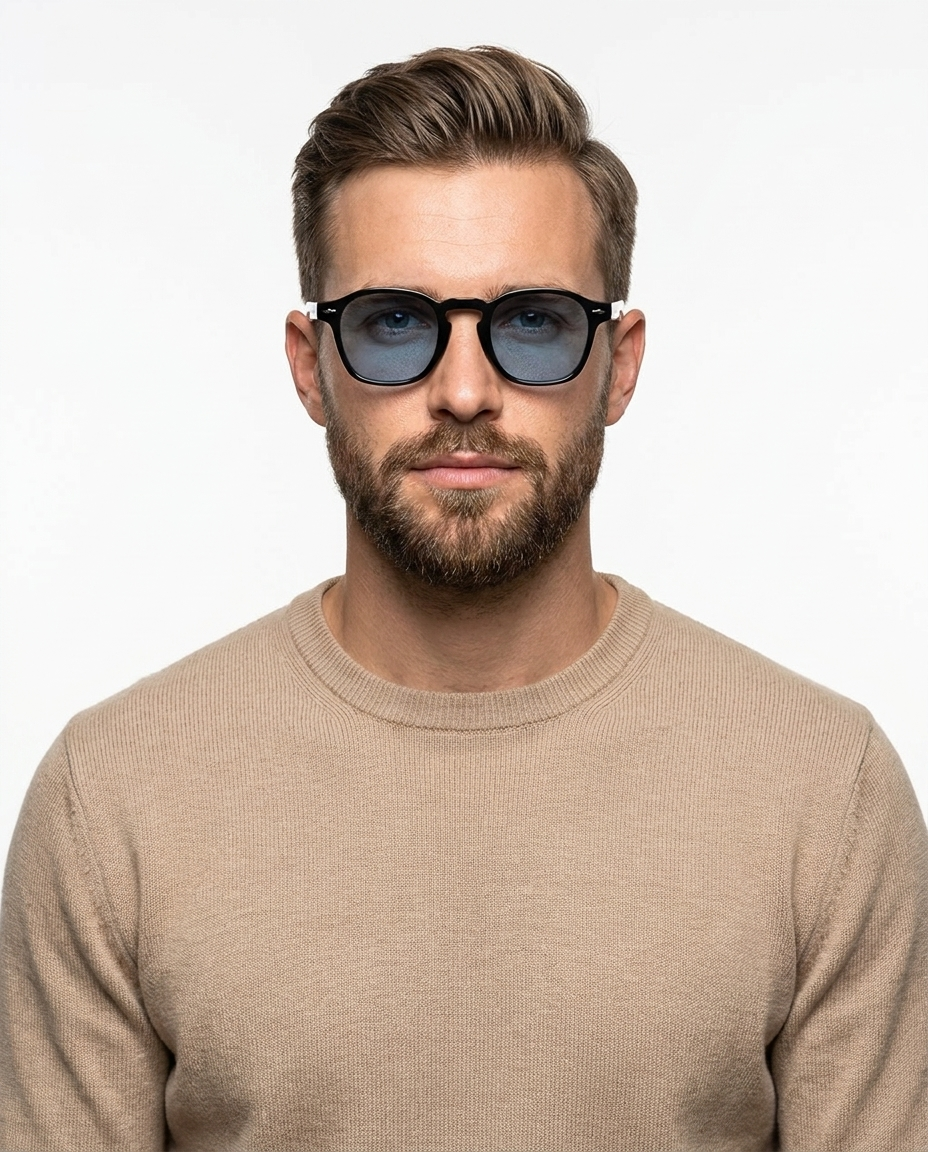 Modelo masculino usando Gafas de Sol Monaco Negro Azul