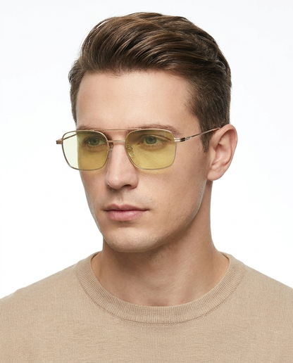 Modelo masculino usando Gafas de Sol Nexo Dorado Verde