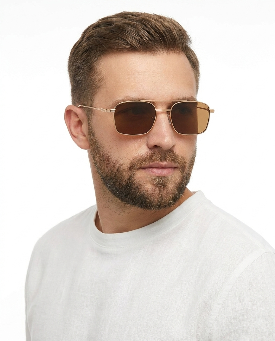 Modelo masculino usando Gafas de Sol Nexo Dorado Marron