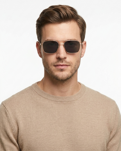 Modelo masculino usando Gafas de Sol Nexo Dorado Negro