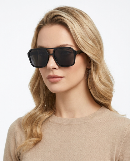 Modelo feminina usando Gafas de Sol Paloma Negro Negro