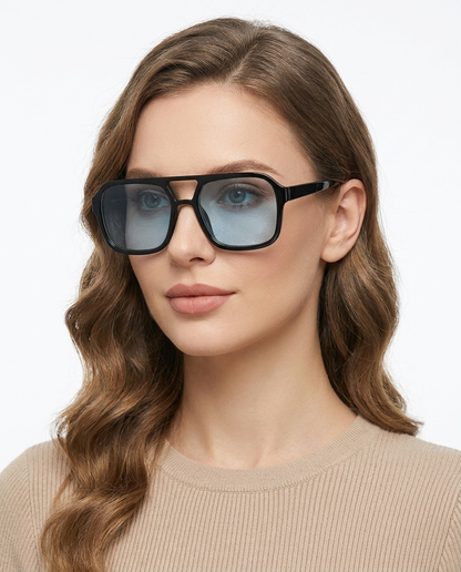 Modelo feminina usando Gafas de Sol Paloma Negro Azul