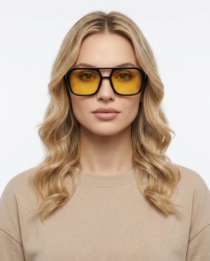 Modelo feminina usando Gafas de Sol Paloma Negro Amarillo