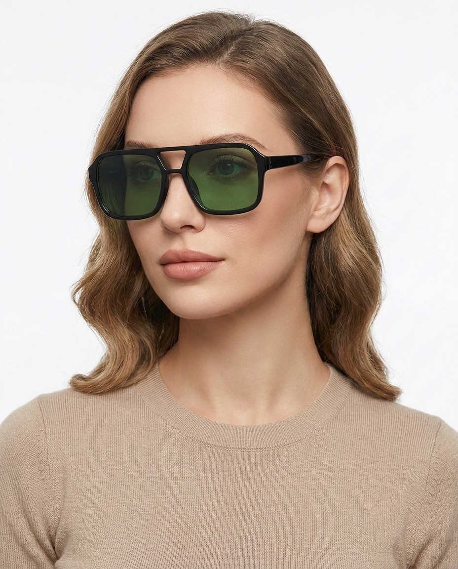 Modelo feminina usando Gafas de Sol Paloma Negro Verde