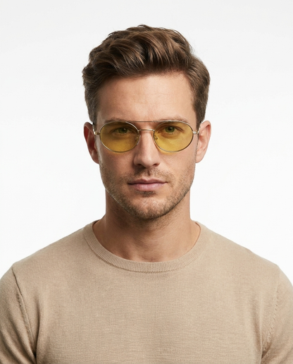 Modelo masculino usando Gafas de Sol Prea Dourado Verde
