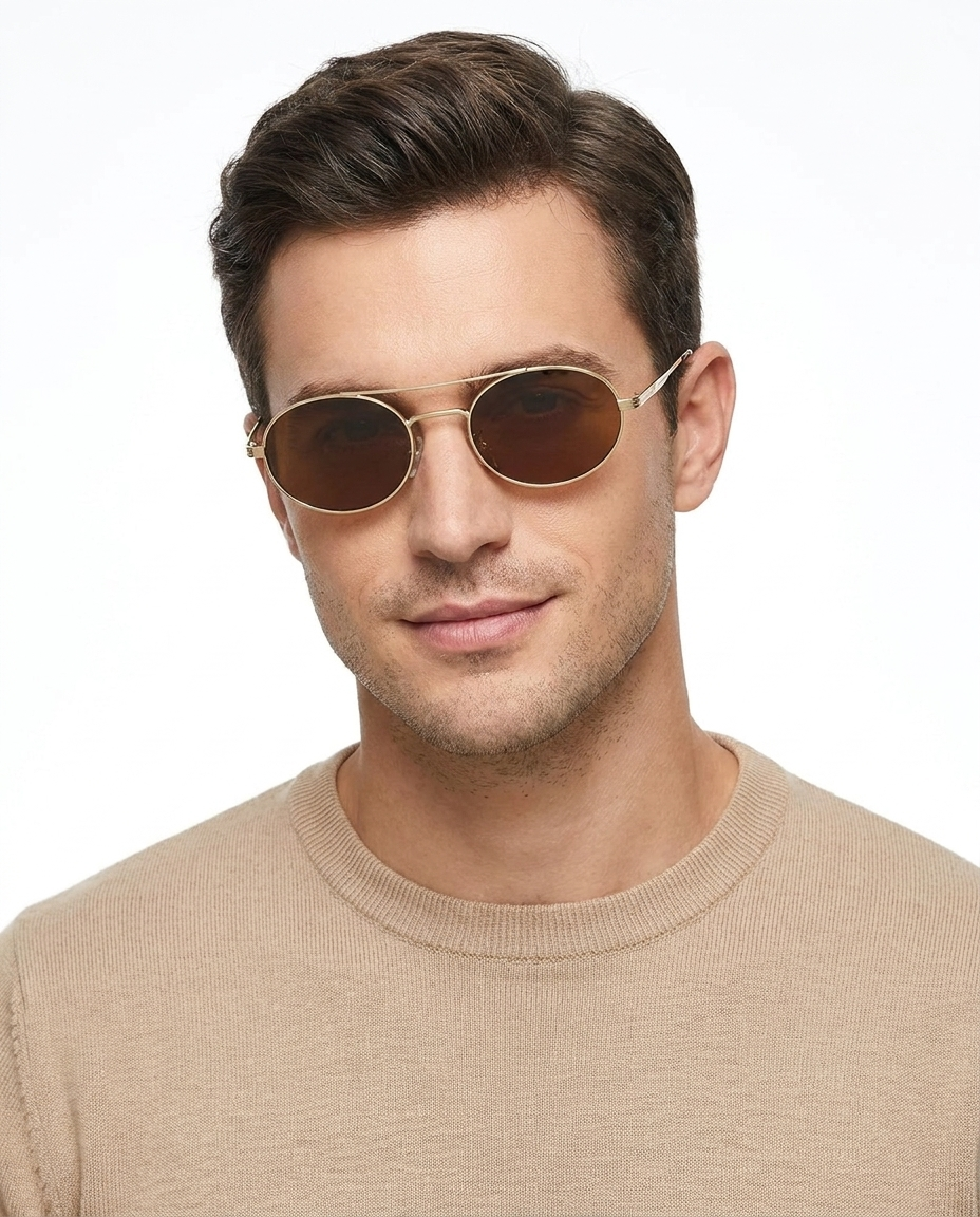 Modelo masculino usando Gafas de Sol Prea Dourado Marron