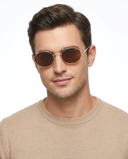 Modelo masculino usando Gafas de Sol Prea Dourado Marron