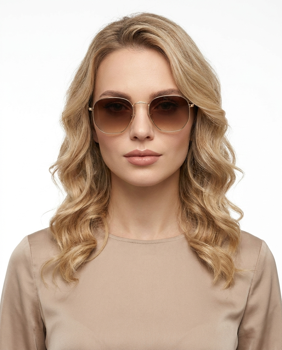 Modelo feminina usando Gafas de Sol Raquel Dorado Marron