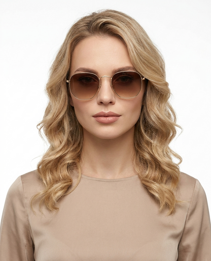 Modelo feminina usando Gafas de Sol Raquel Dorado Marron