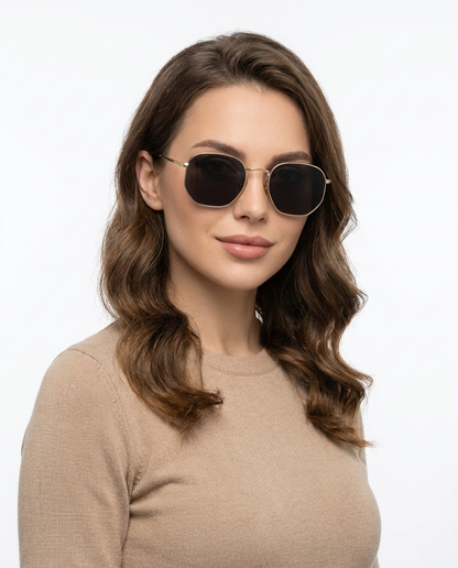 Modelo feminina usando Gafas de Sol Raquel Dorado Negro