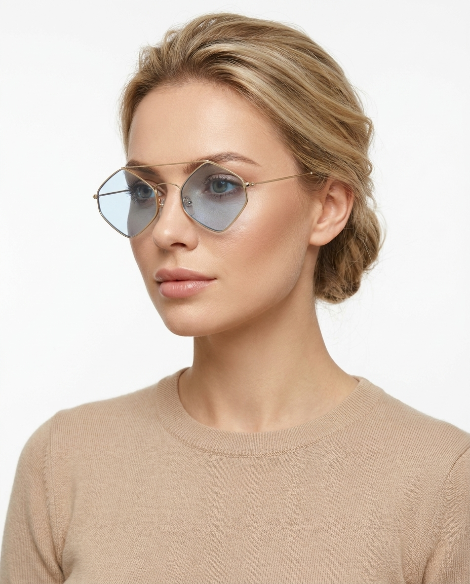 Modelo feminina usando Gafas de Sol Rio Dourado Azul
