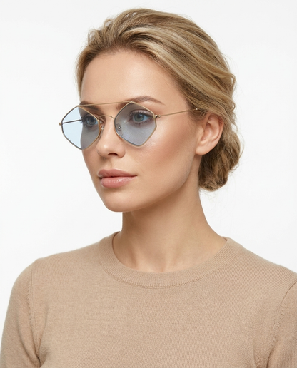 Modelo feminina usando Gafas de Sol Rio Dourado Azul