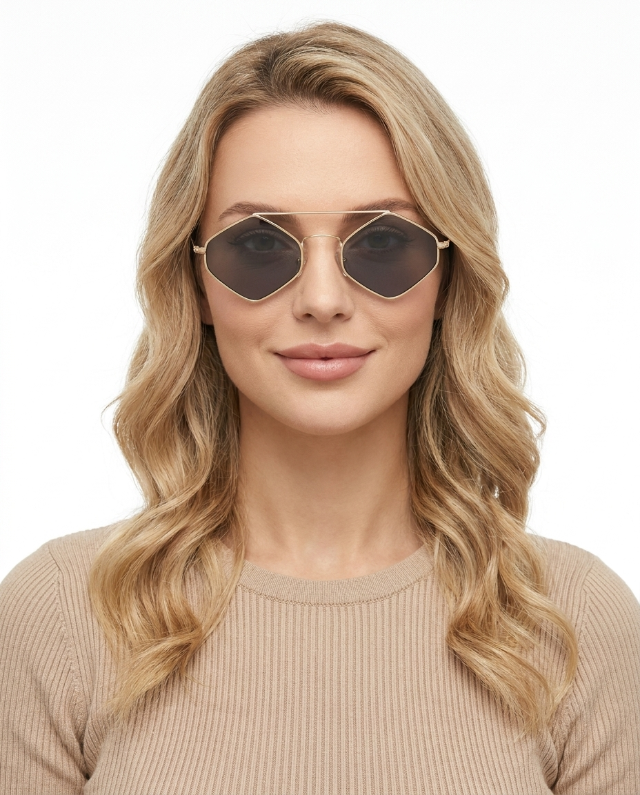 Modelo feminina usando Gafas de Sol Rio Dourado Preto