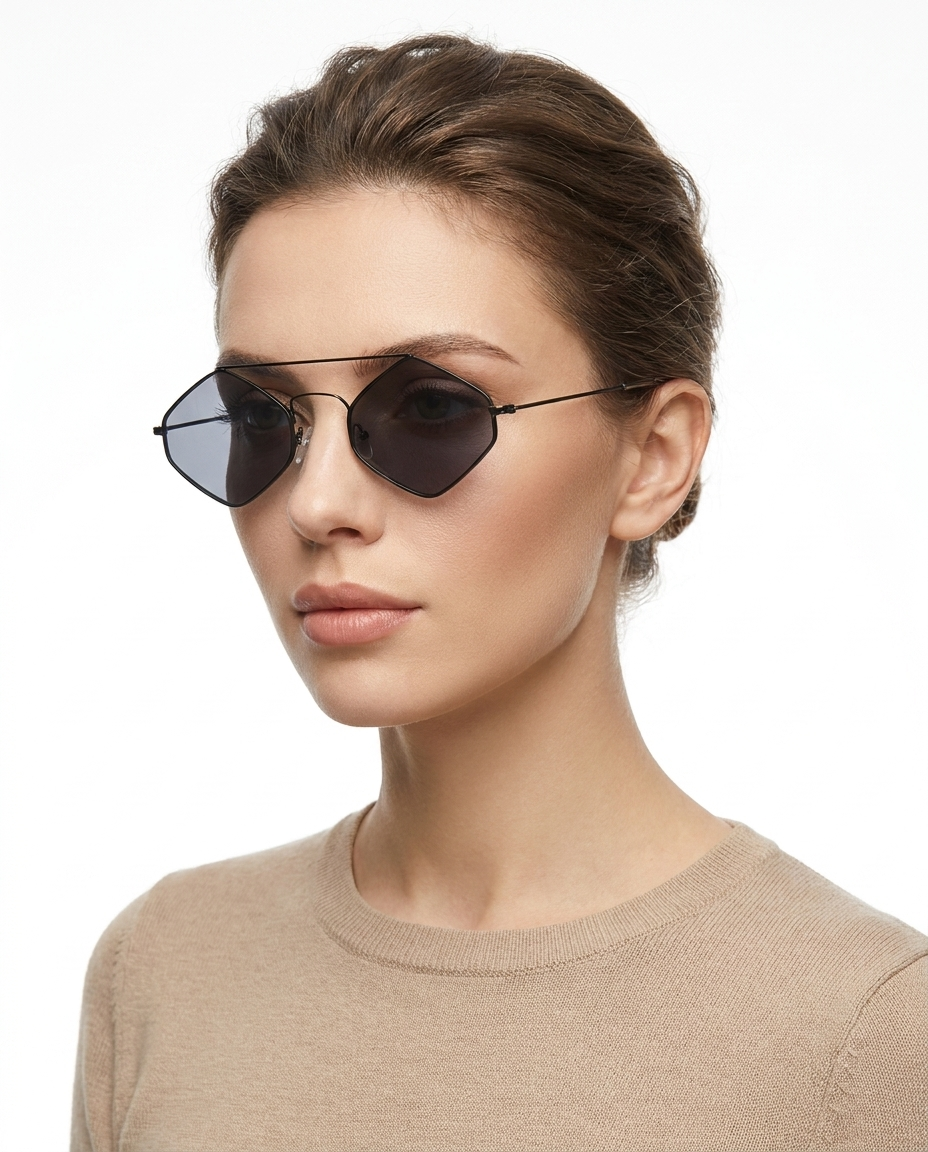 Modelo feminina usando Gafas de Sol Rio Negro Negro