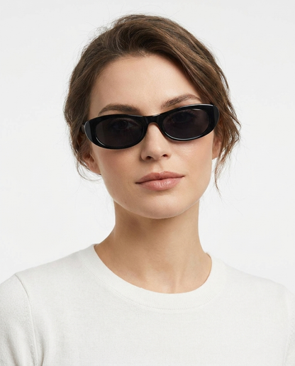 Modelo feminina usando Gafas de Sol Siena Negro Negro