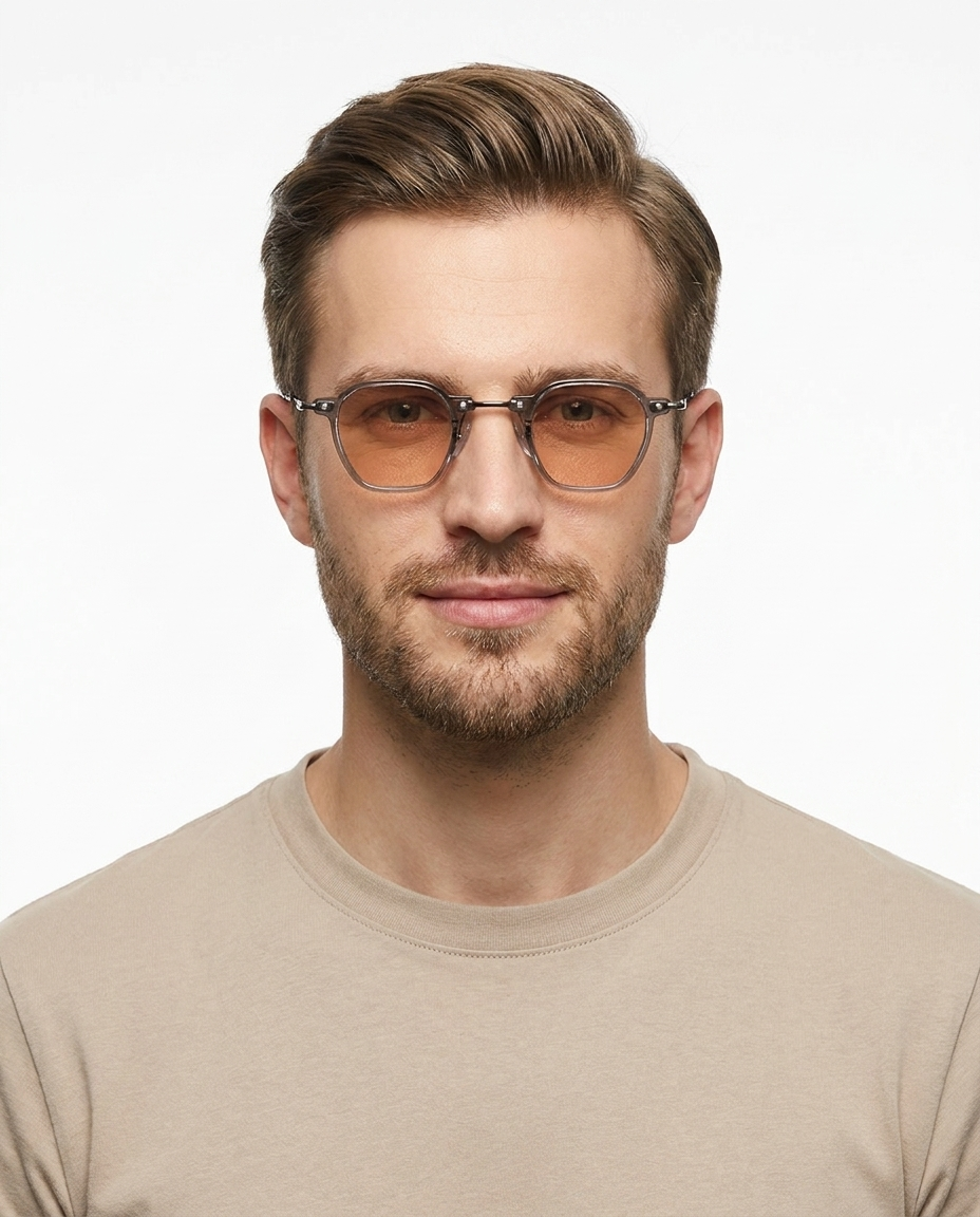 Modelo masculino usando Gafas de Sol Turin Transparente Naranja